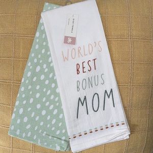 NWT Set of 2 Kitchen Towels